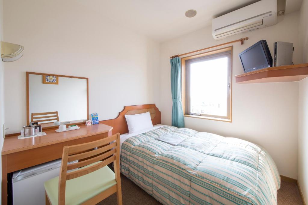 Postel nebo postele na pokoji v ubytování Hyper Hotel Komatsu