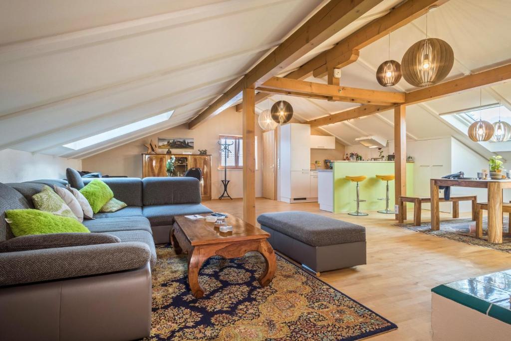 a living room with a couch and a table at Luxuriöses Penthouse-appartement in Höchst