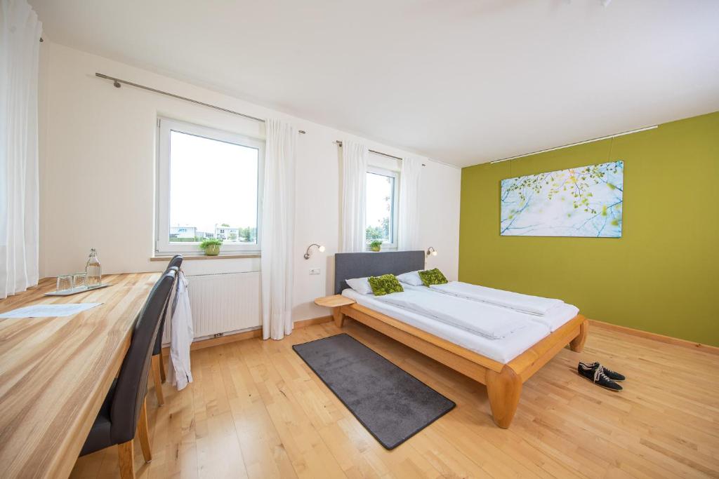 Postel nebo postele na pokoji v ubytování Hotel Donau-Ries