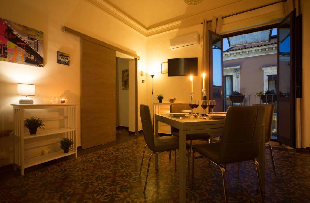 Televízia a/alebo spoločenská miestnosť v ubytovaní Siciliabedda Catania Holiday House
