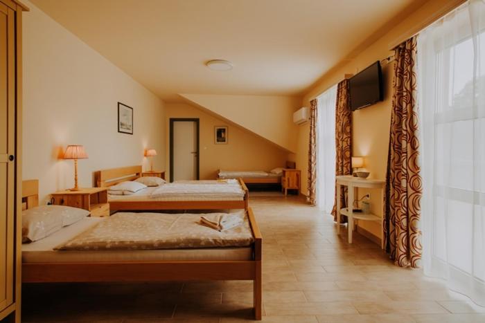 מיטה או מיטות בחדר ב-Sobe Gondola Sotin