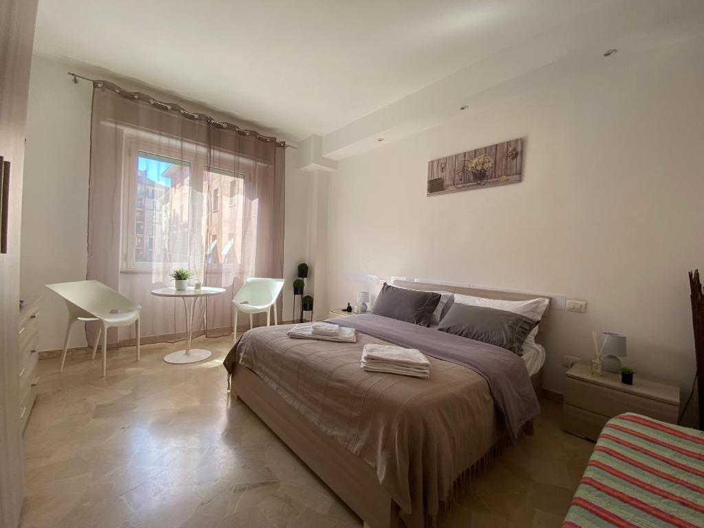 1 dormitorio con cama, mesa y ventana en Alloggio Urbano - Stazione, en Terni