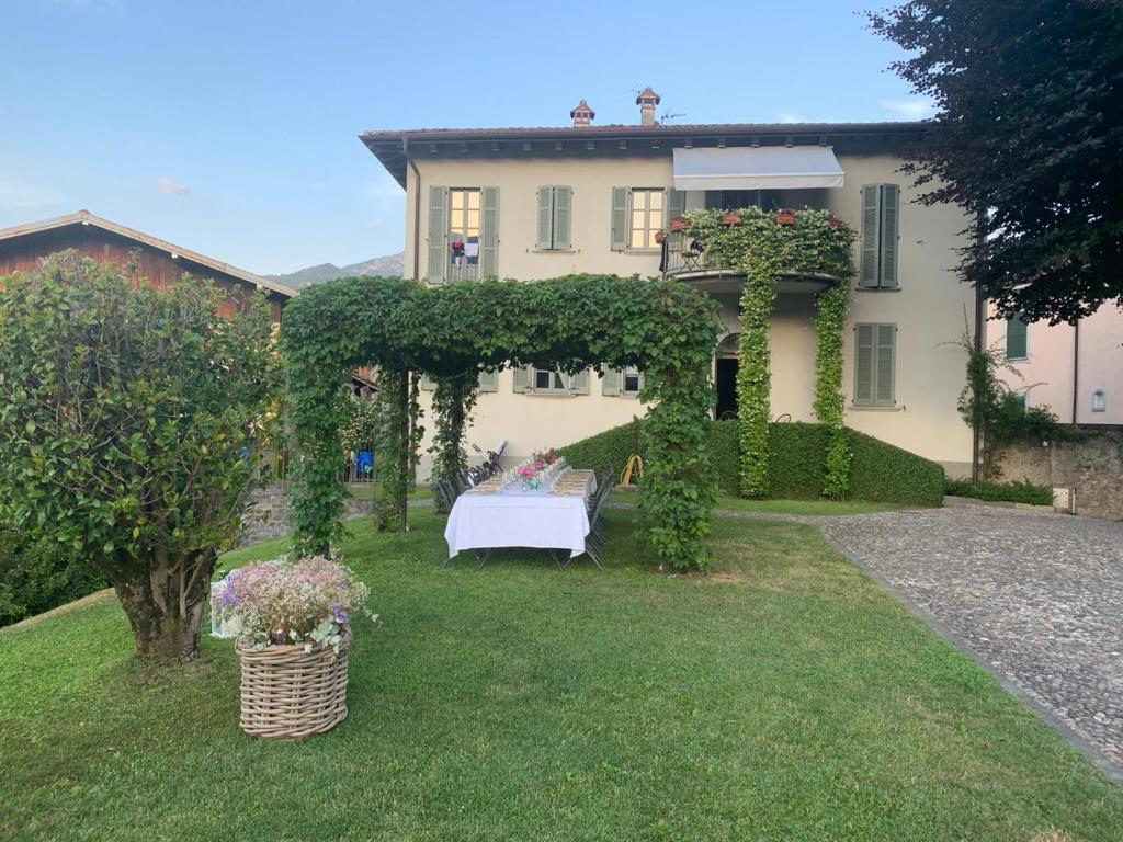 una casa con un jardín con una mesa en el patio en Il Poggio Di Bellagio, en Bellagio