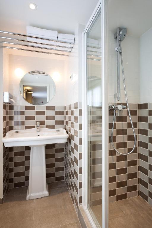 Hôtel des 3 Poussins - Resim 13