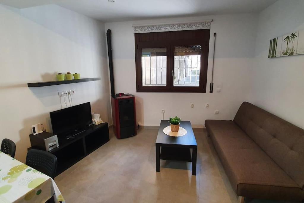 sala de estar con sofá y mesa en Precioso apartamento en el Pirineo Catalán, en La Pobla de Lillet