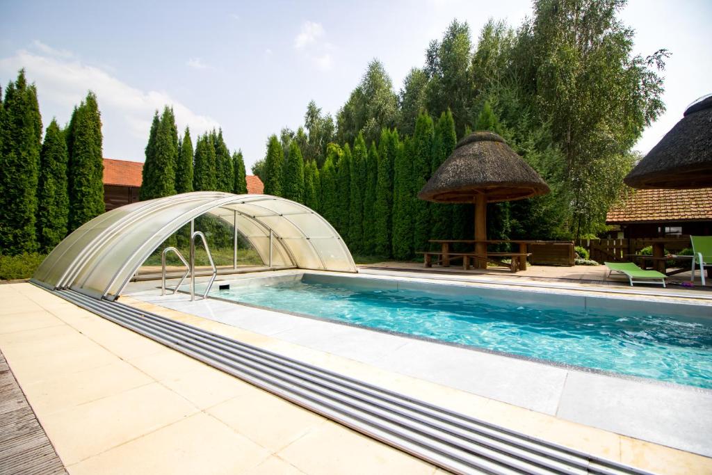 Bazén v ubytovaní Hotel Osada Karbówko Wellness & SPA alebo v jeho blízkosti