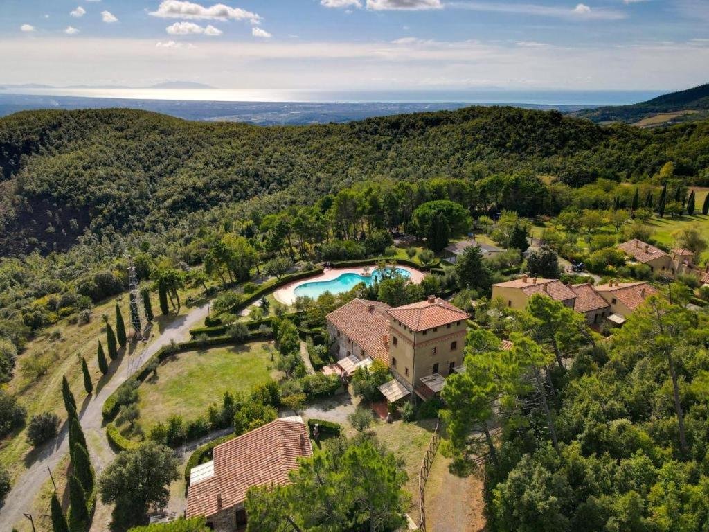an aerial view of a house with a swimming pool at Il Doccino in Riparbella