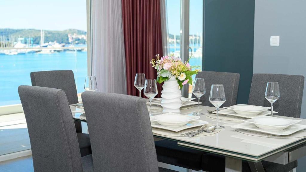 Restoran ili neka druga zalogajnica u objektu Seaside Luxury Apartment Trogir