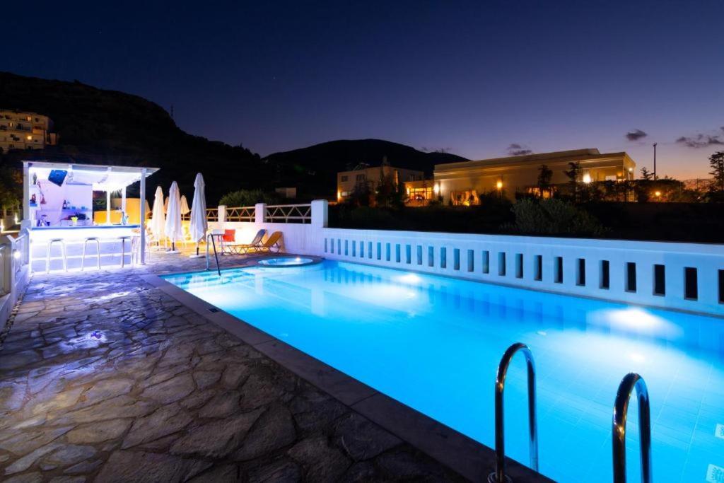 Bazén v ubytovaní Okirroi Villas Chersonissos alebo v jeho blízkosti