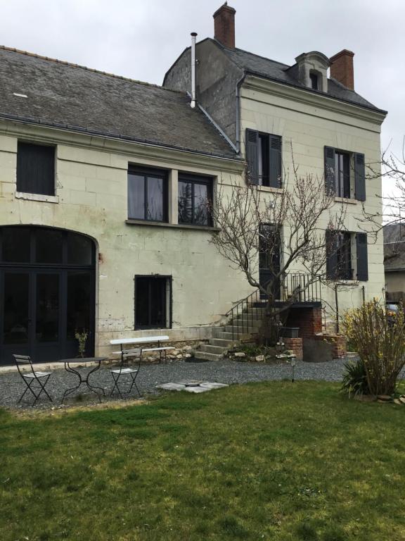 ein Haus mit einer Bank davor in der Unterkunft Le Clos Montrichard in Montrichard