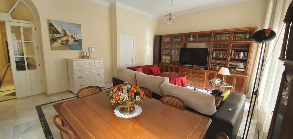 ein Wohnzimmer mit einem Tisch und einem Sofa in der Unterkunft Apartamento loft tendillas in Córdoba