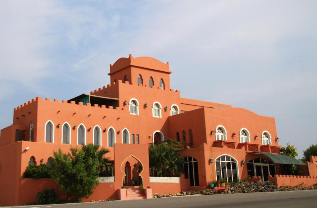 un edificio de ladrillo rojo con una torre en la parte superior en Raid Garden Boutique Hotel, en Magong