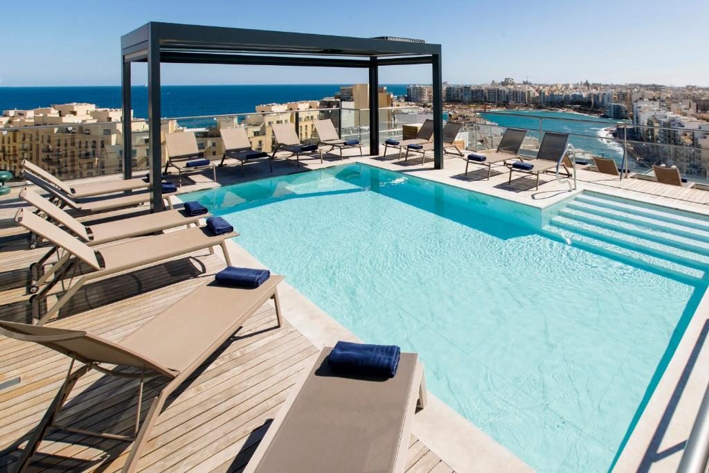Bazén v ubytování Mercure St. Julian's Malta nebo v jeho okolí