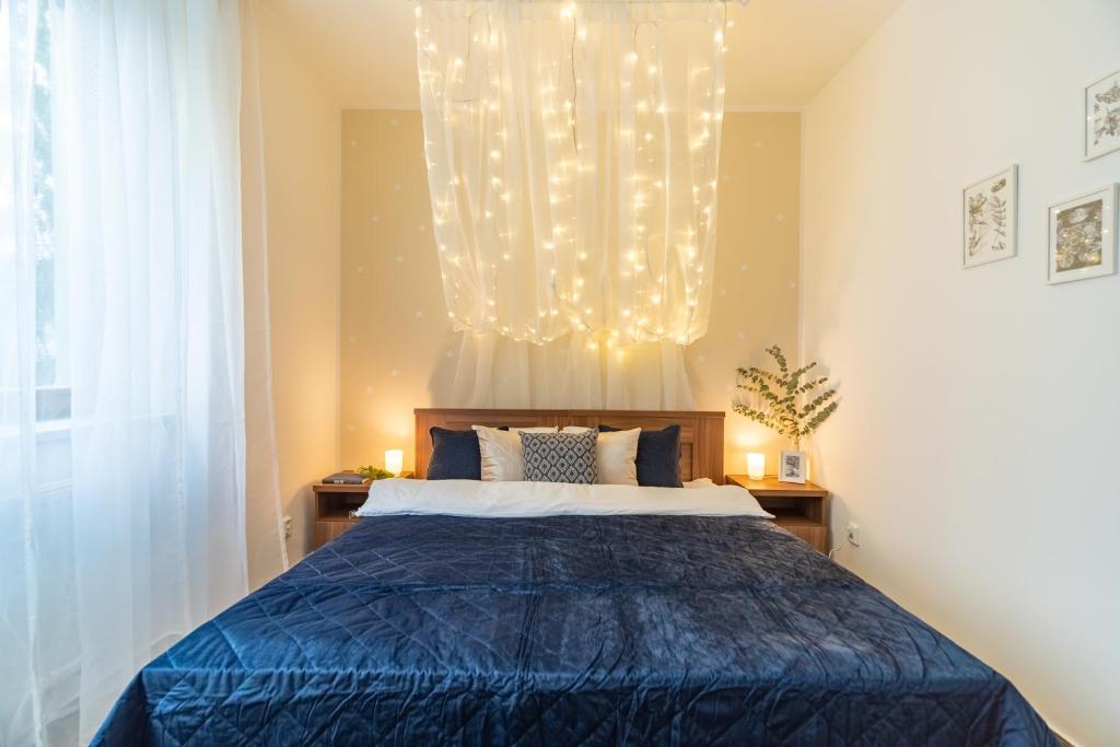 una camera da letto con un letto con luci sopra di esso di Penzion Expo Dream #33 by Goodnite cz a Brno