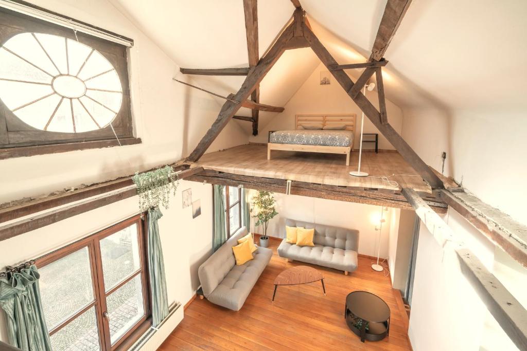 uma vista superior de uma sala de estar num loft em The Old Town Lodge in the Heart of Antwerp em Antuérpia