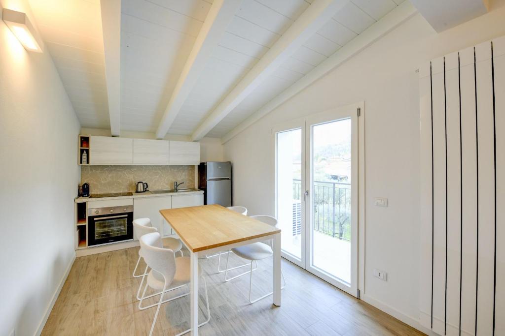A kitchen or kitchenette at Maison Bellini number 3