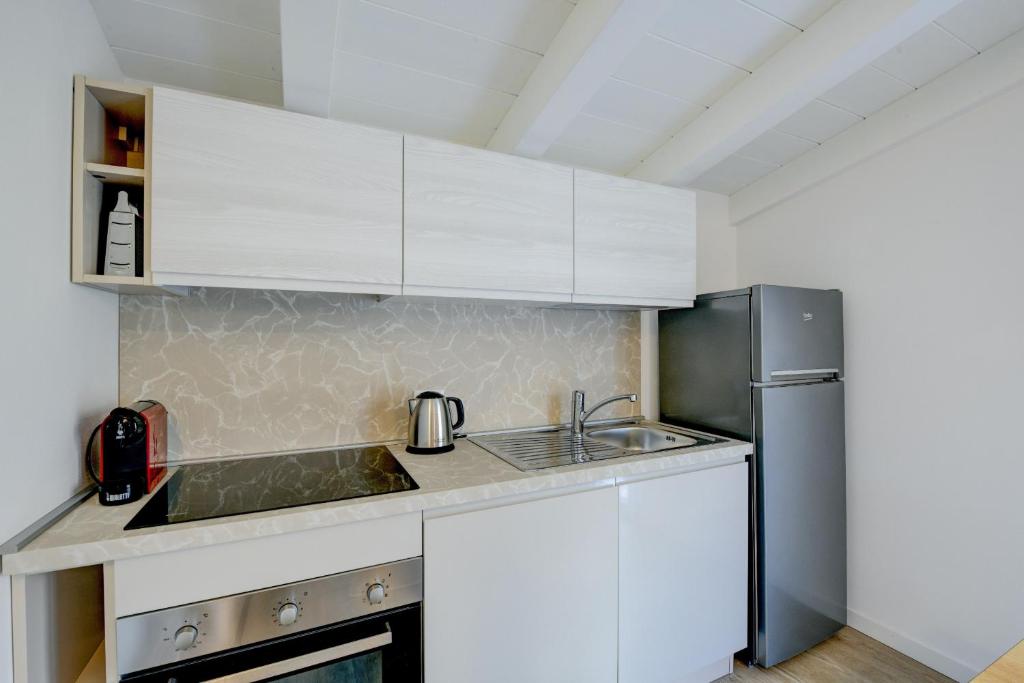 A kitchen or kitchenette at Maison Bellini number 3