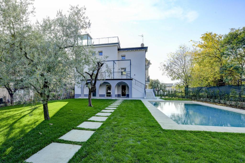 The swimming pool at or close to Maison Bellini number 3