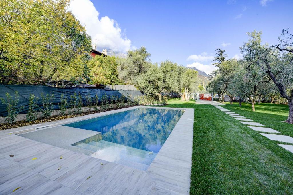 The swimming pool at or close to Maison Bellini number 3