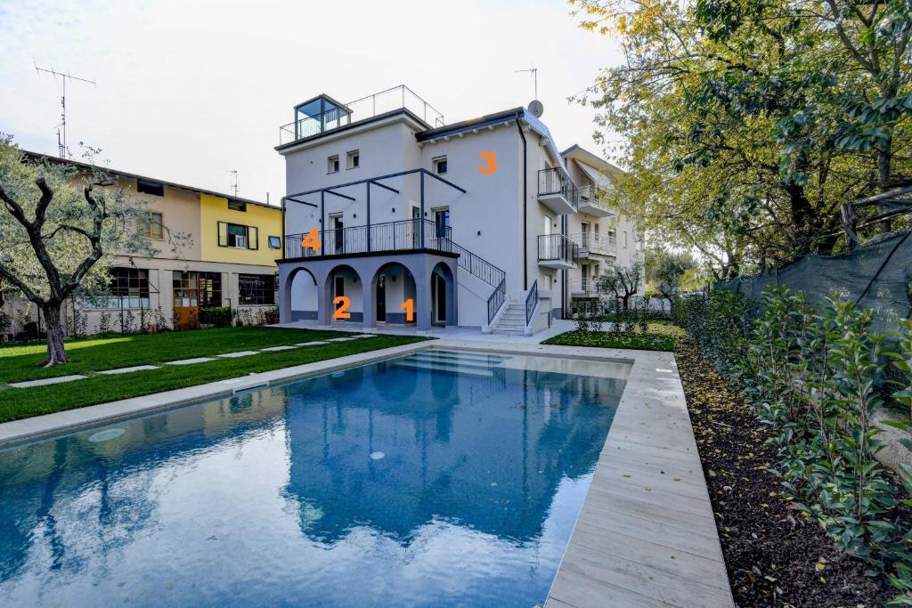 The swimming pool at or close to Maison Bellini number 3