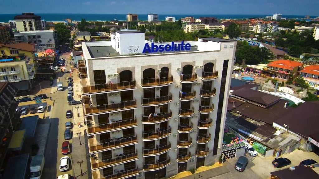 un edificio de apartamentos con un cartel encima en Hotel Absolute en Vityazevo