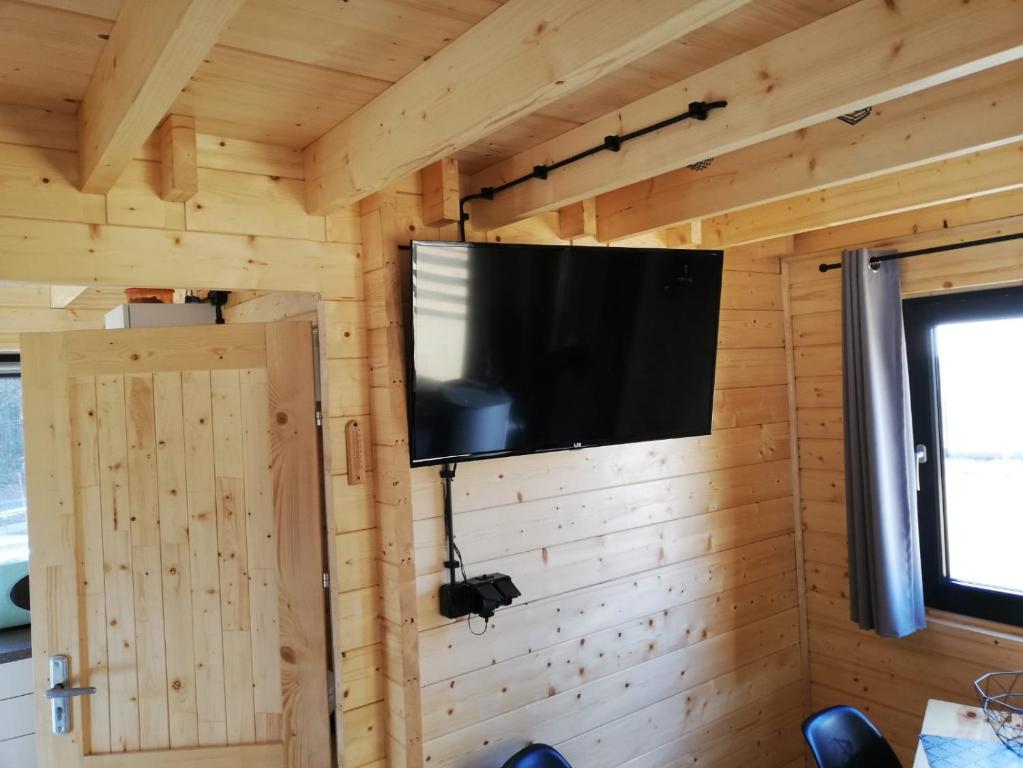 Televízia a/alebo spoločenská miestnosť v ubytovaní Domek Na Winklu