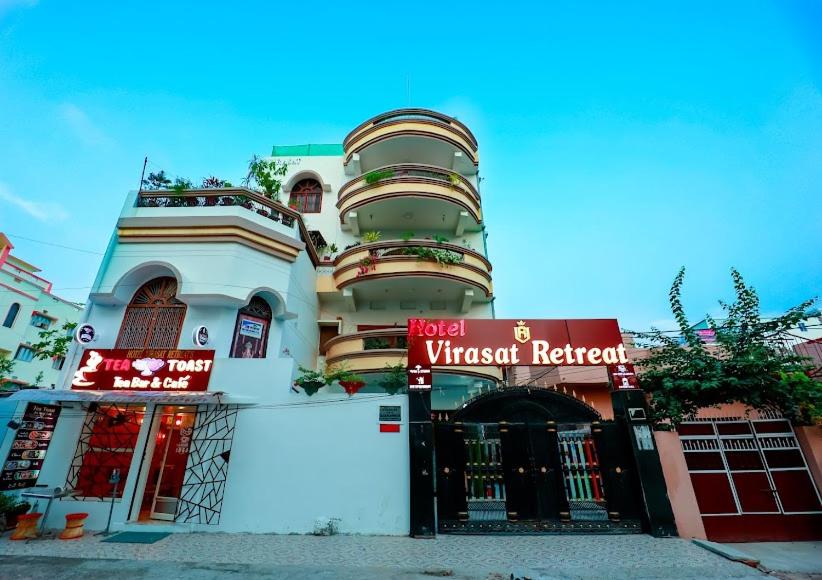 Hotel Virasat Retreat في باتنا: مبنى عليه علامة مطبخ خردل على شارع