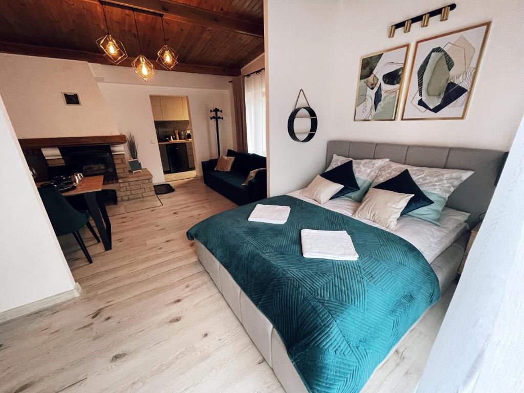 1 dormitorio con 1 cama grande y sala de estar en MOARI pokoje gościnne, en Szczyrk