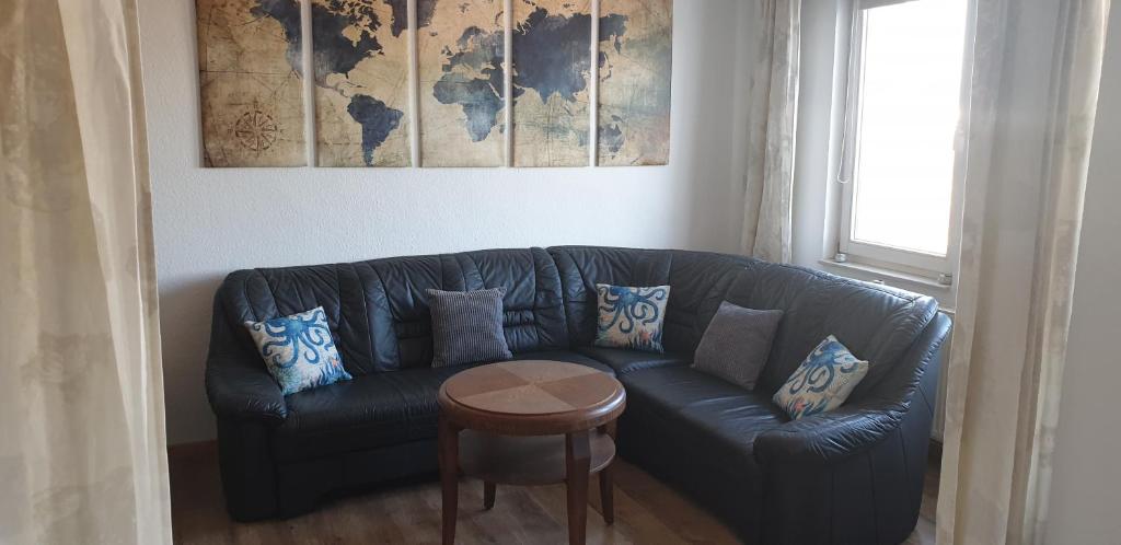 ein Wohnzimmer mit einem blauen Sofa und einem Tisch in der Unterkunft Oktopus in Hannover