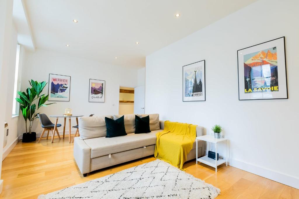 uma sala de estar com um sofá e uma cadeira amarela em Modern and Spacious 1 Bed Apartment City Centre em Norwich