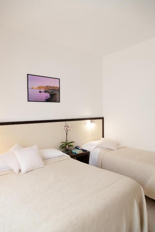 Postel nebo postele na pokoji v ubytování Hotel Viola