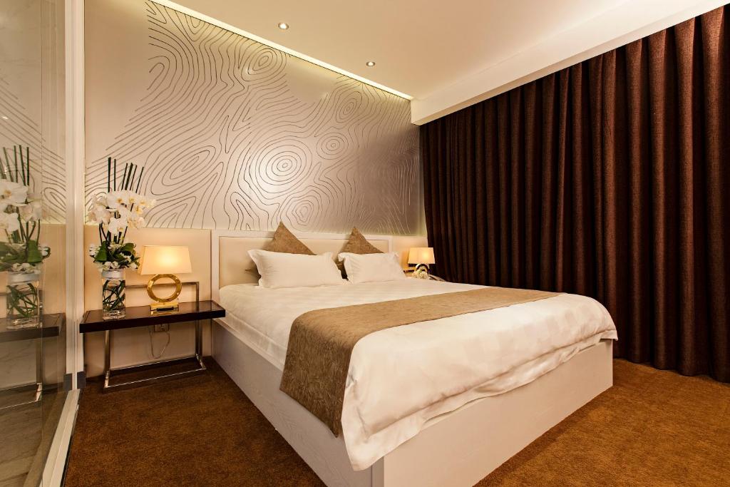 Giường trong phòng chung tại Signature Boutique Hotel