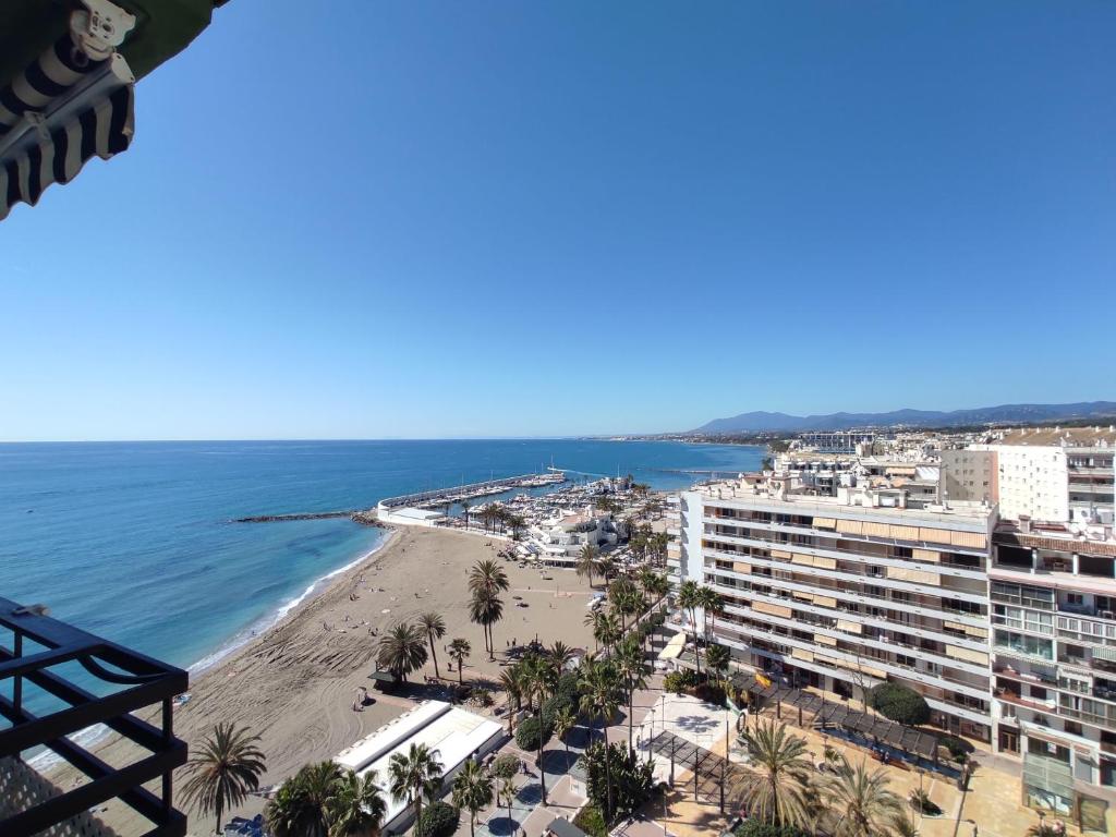 Blick auf den Strand und das Meer in der Unterkunft Apartamento en primera línea de playa A - Marbella Centro in Marbella
