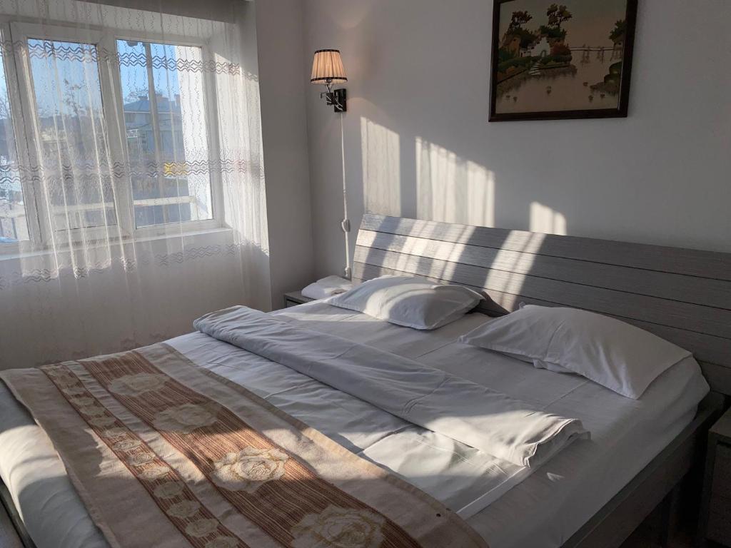 Łóżko lub łóżka w pokoju w obiekcie TOURIST HOTEL