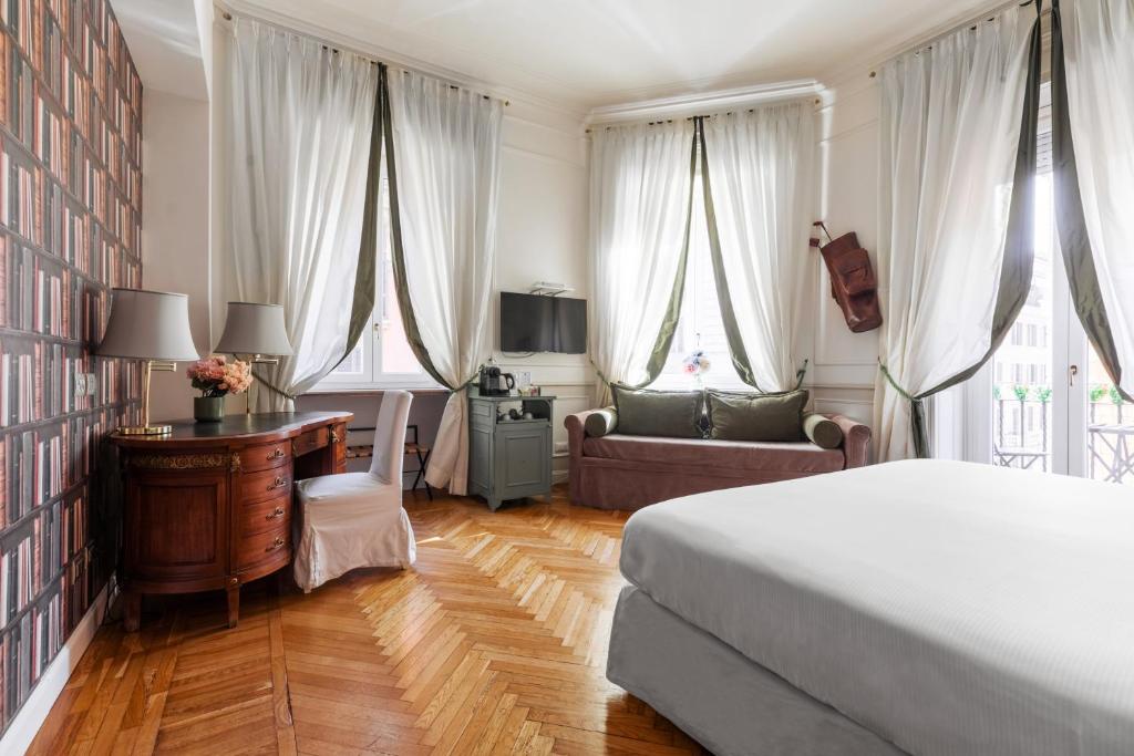 A bed or beds in a room at Relais Donna Lucrezia