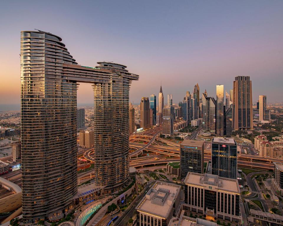 - une vue sur une grande ville avec des bâtiments et des routes dans l'établissement FIRST CLASS 3BR with full DUBAI SKYLINE & SEA view, à Dubaï