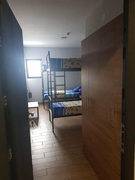 Rúm í herbergi á AMD UNION Caffe & Rooms