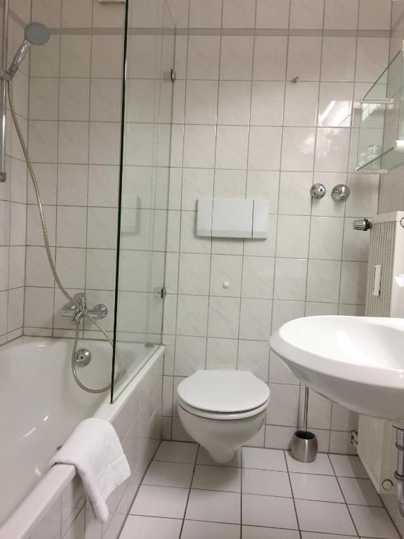 Ein Badezimmer in der Unterkunft Hotel Schweizer Hof