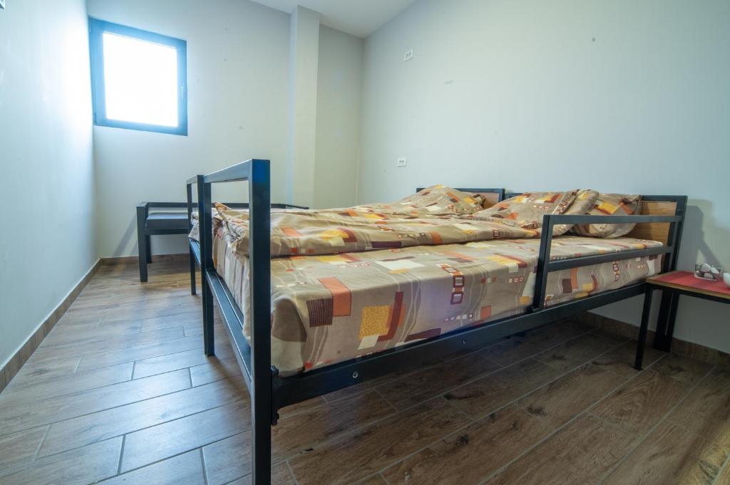 Rúm í herbergi á AMD UNION Caffe & Rooms