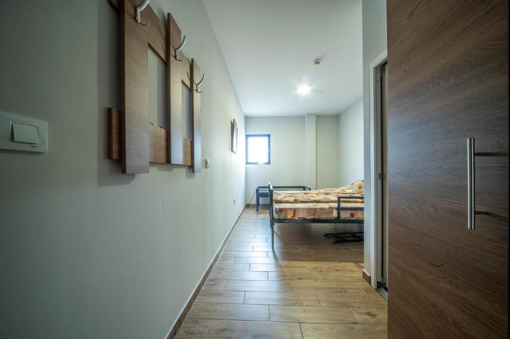 Rúm í herbergi á AMD UNION Caffe & Rooms