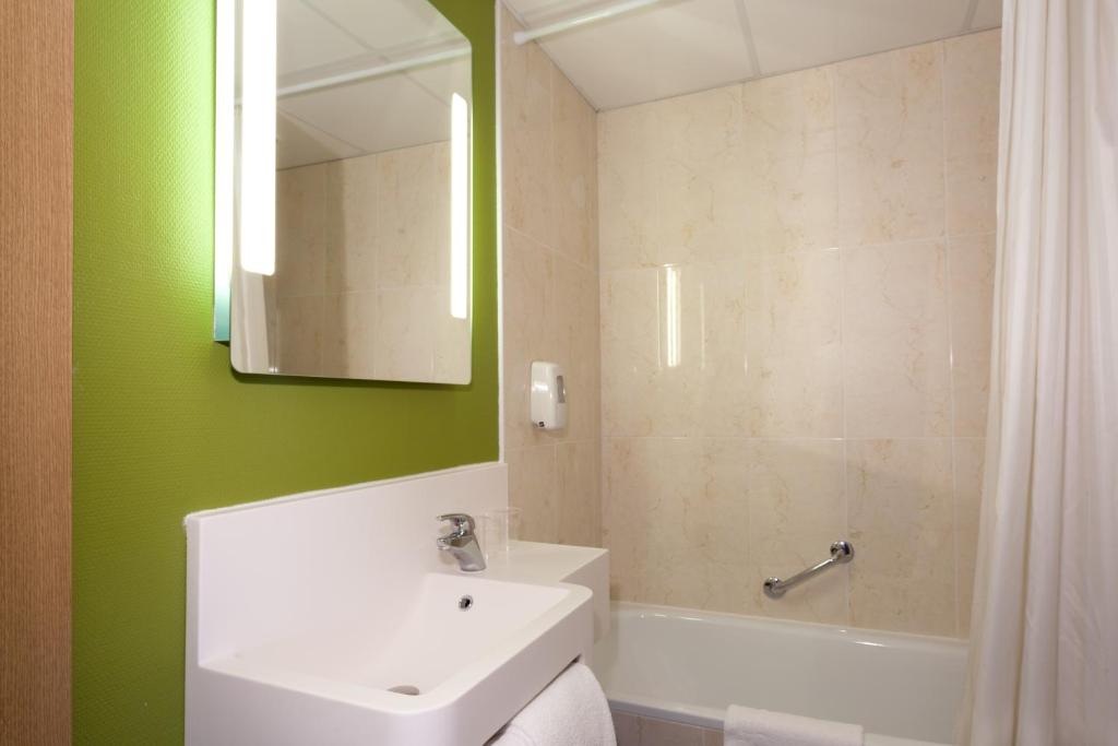 Koupelna v ubytování B&B HOTEL Nîmes Ville Active, parking sécurisé gratuit