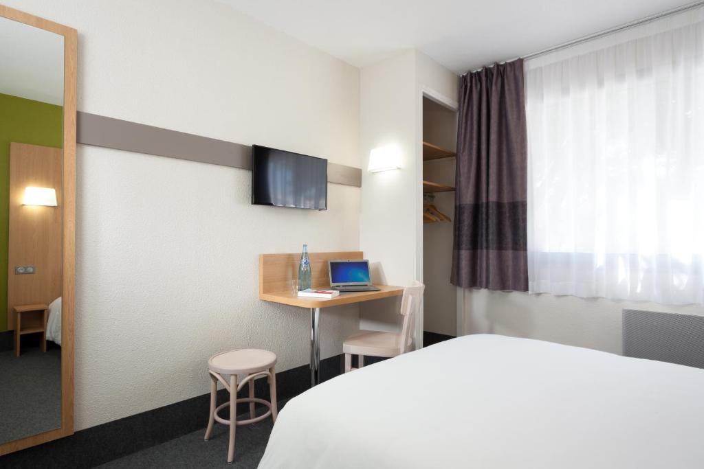 TV a/nebo společenská místnost v ubytování B&B HOTEL Nîmes Ville Active, parking sécurisé gratuit