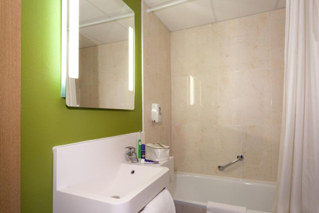 Koupelna v ubytování B&B HOTEL Nîmes Ville Active, parking sécurisé gratuit
