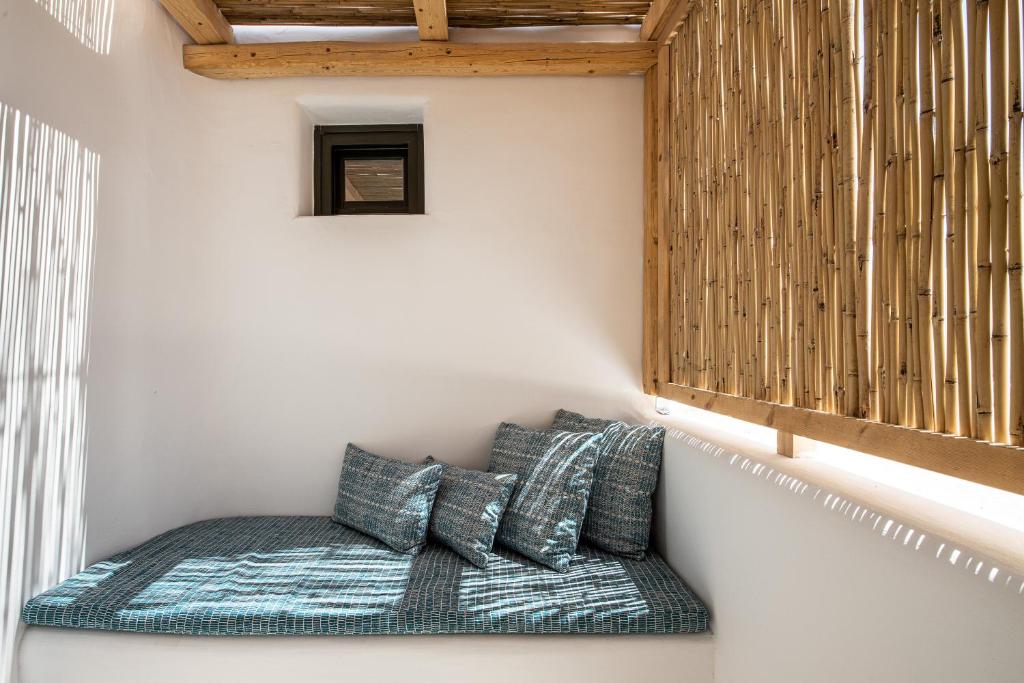 Postel nebo postele na pokoji v ubytování Koukoumi Vegan Boutique Hotel