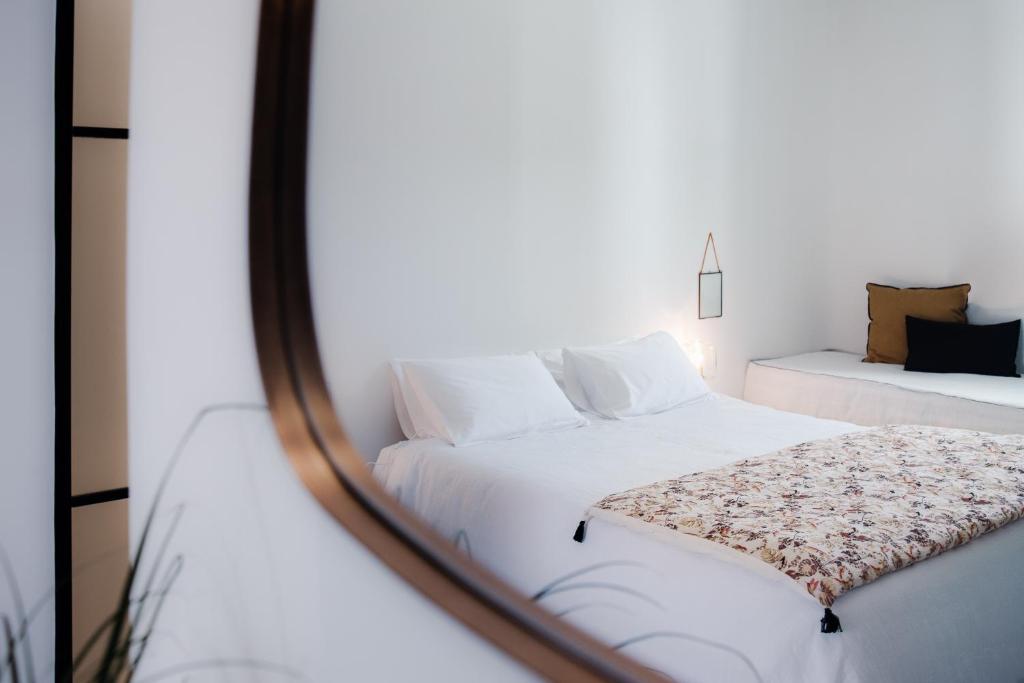 Postel nebo postele na pokoji v ubytování Koukoumi Vegan Boutique Hotel
