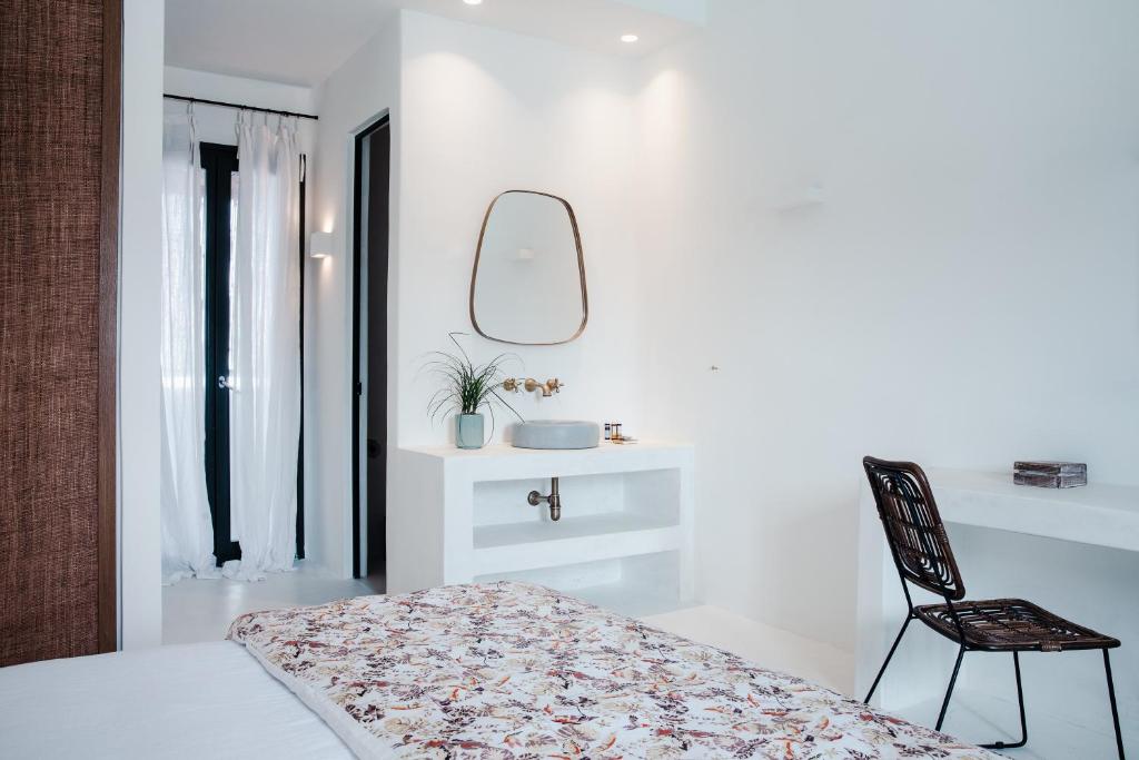 Postel nebo postele na pokoji v ubytování Koukoumi Vegan Boutique Hotel