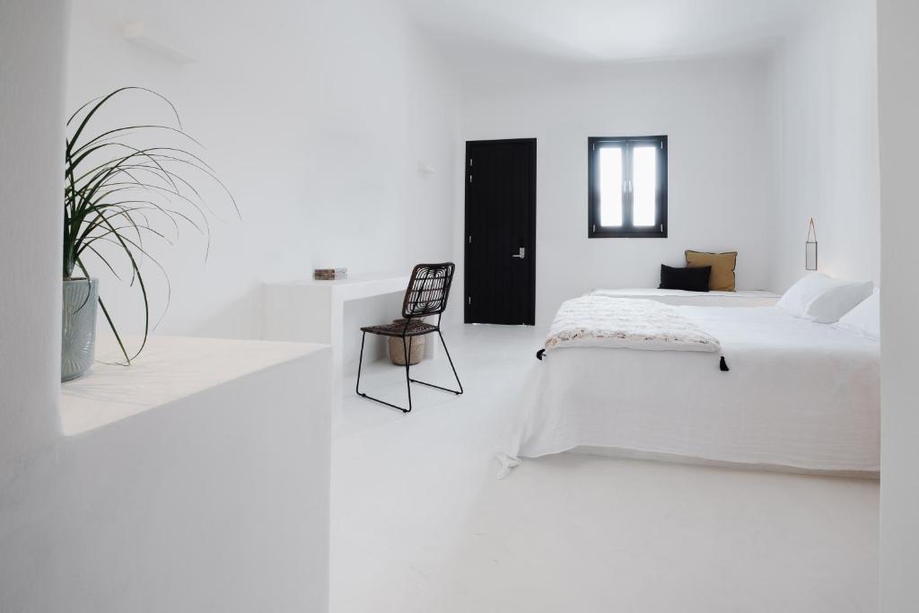 Postel nebo postele na pokoji v ubytování Koukoumi Vegan Boutique Hotel