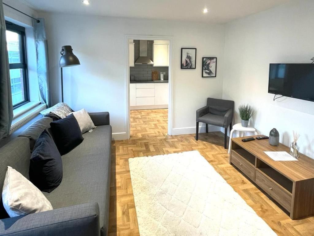 een woonkamer met een bank en een tafel bij Prosper House Apartment 5 in Norwich