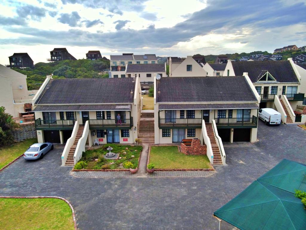 een luchtzicht op een huis met een parkeerplaats bij Settler Sands Resort - Holsboer Vacations in Port Alfred