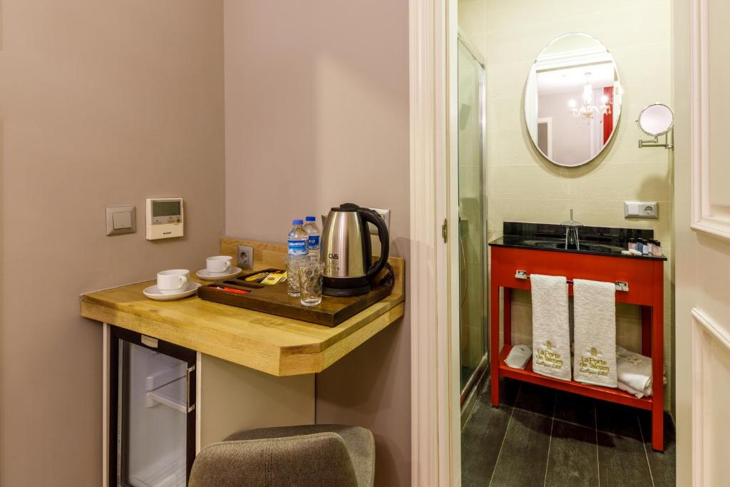 A kitchen or kitchenette at La Porte de Taksim